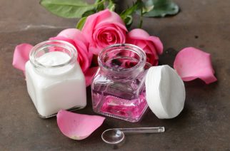 Aplikace růžové vody v kosmetice: Jak to funguje?
