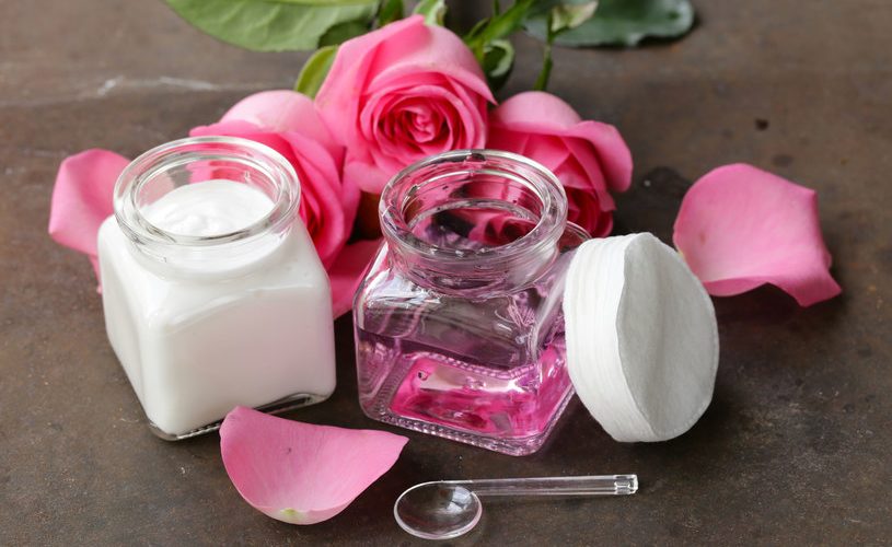 Aplikace růžové vody v kosmetice: Jak to funguje?